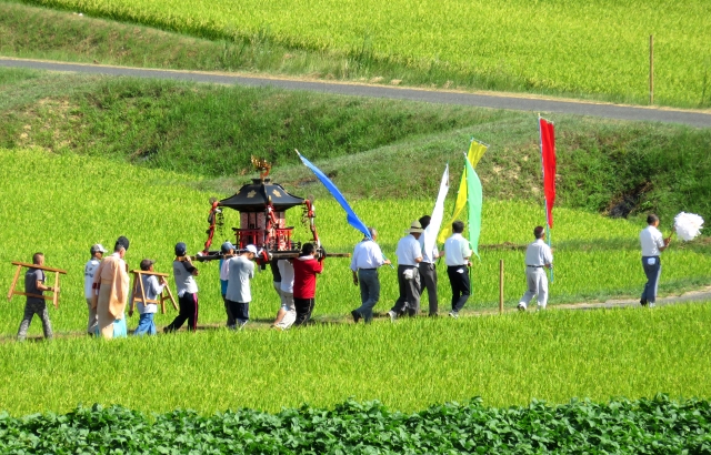 地域行事をしている人々