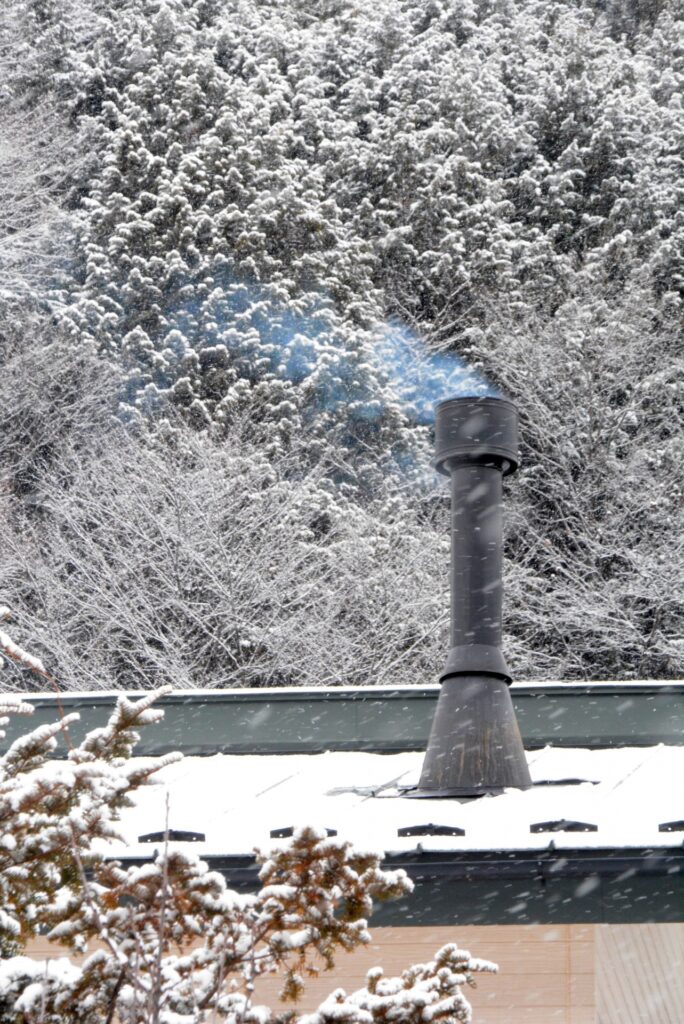 薪ストーブの煙