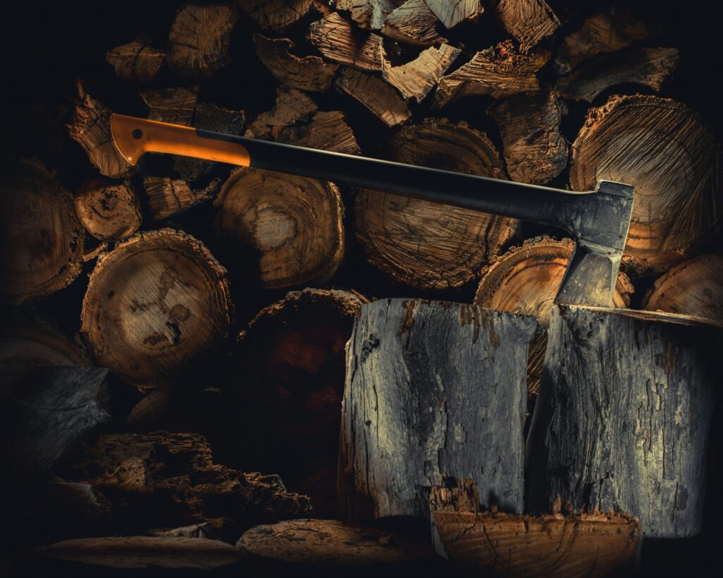丸太の山の上にある斧