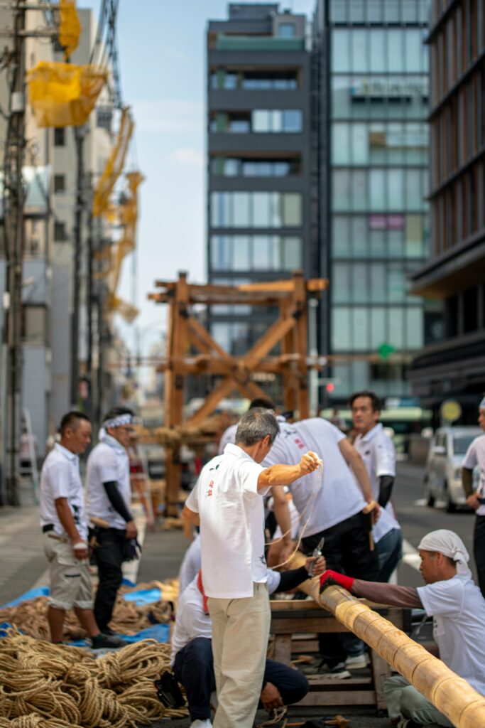 男性たちは通りの木造建築物に取り組んでいます。