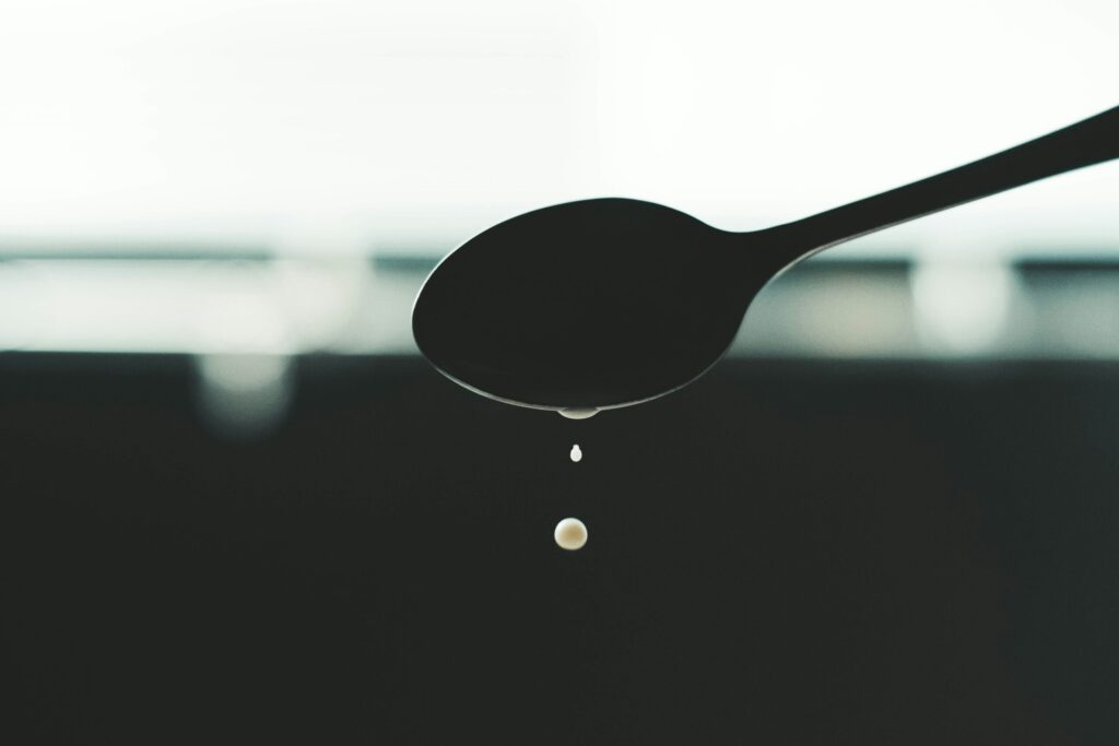 スプーンで水を注ぐ