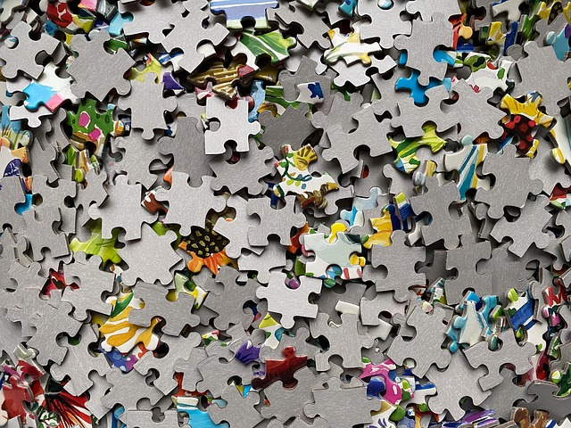 パズルのピースを組み立てること