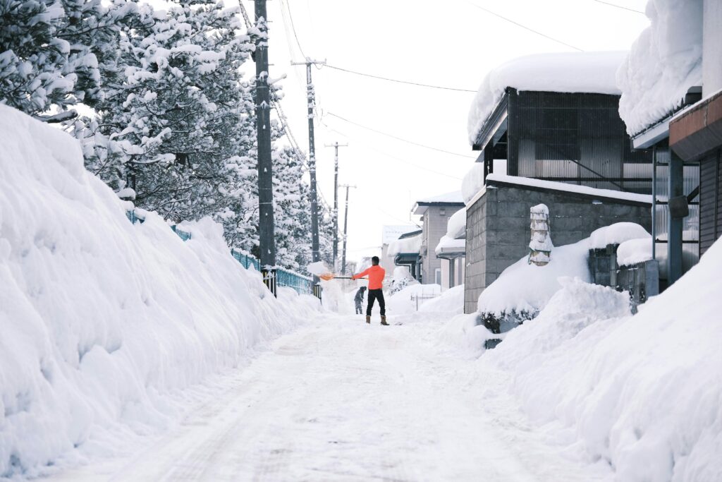 雪に覆われた通りを歩いている人