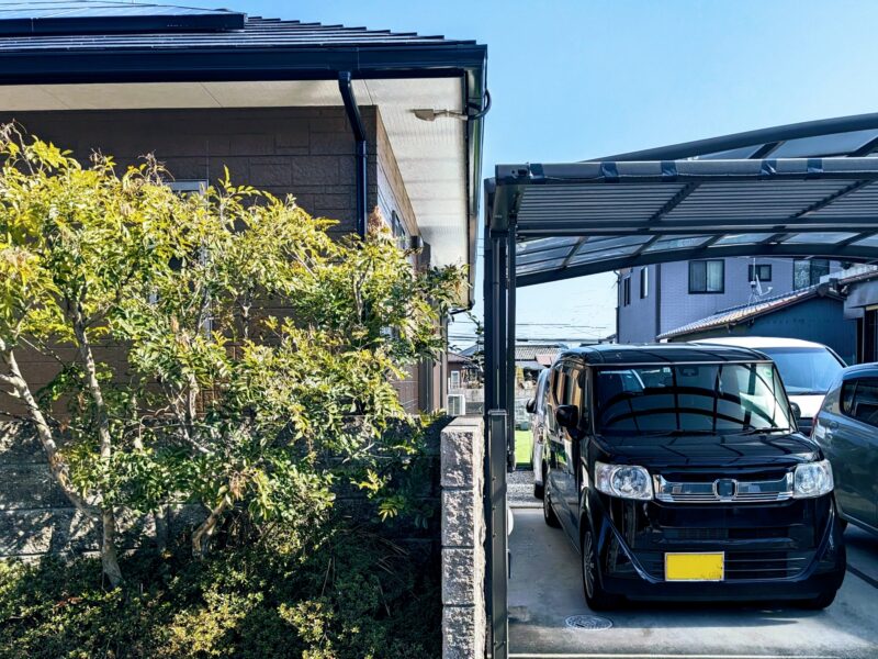 カーポートに駐車している軽自動車