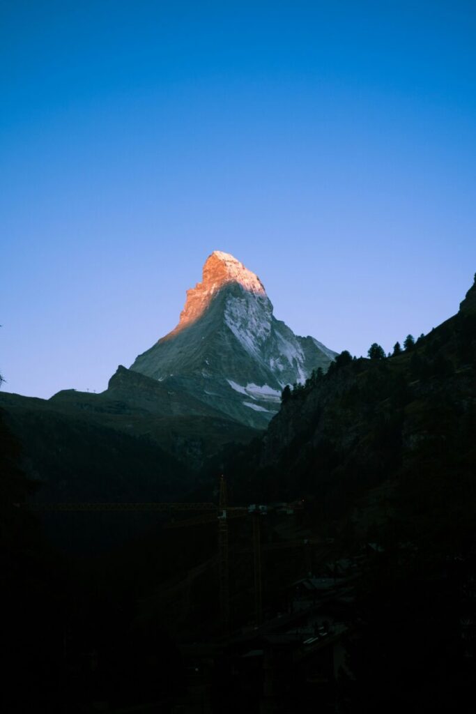 黄金色の日の出の光に照らされた雄大な山頂