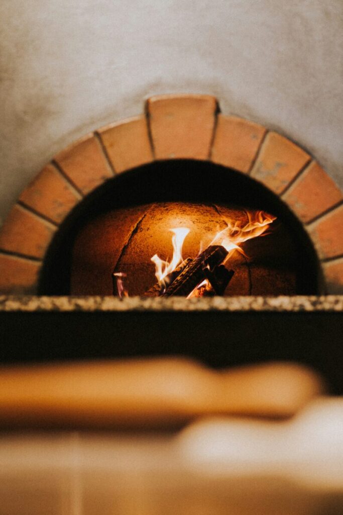 暖炉の薪を眺める