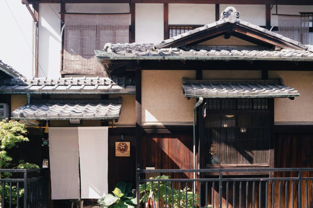 門を前にした建物