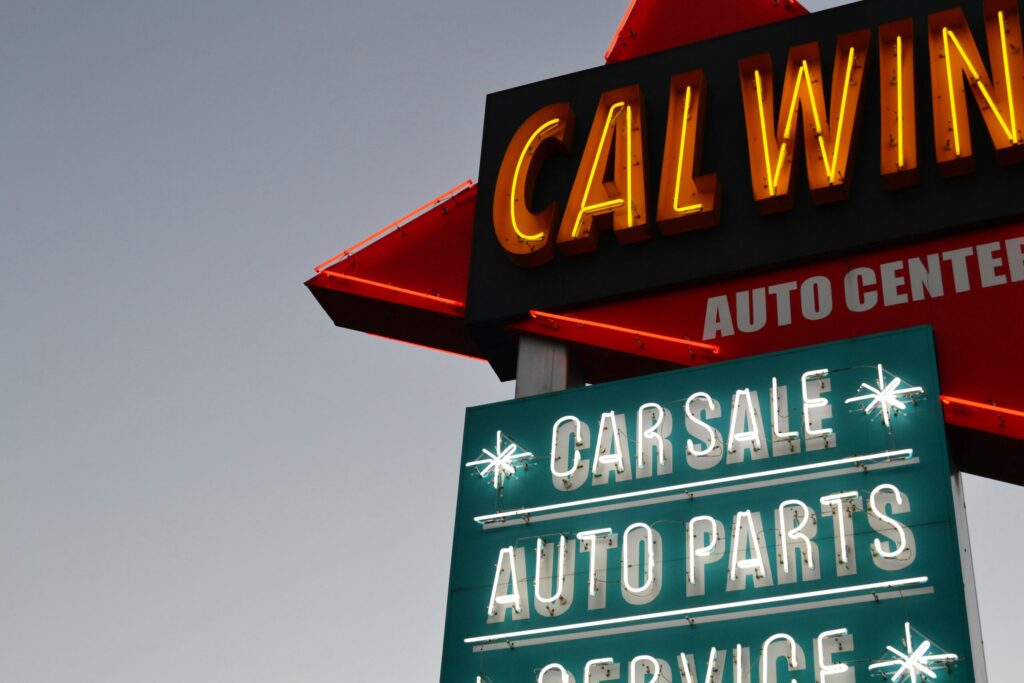 中古車のカーディーラーの看板