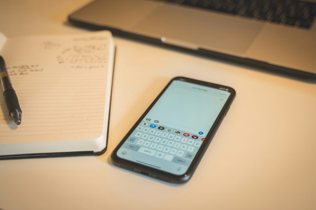 白いテーブルの上の白いサムスンのAndroidスマートフォン