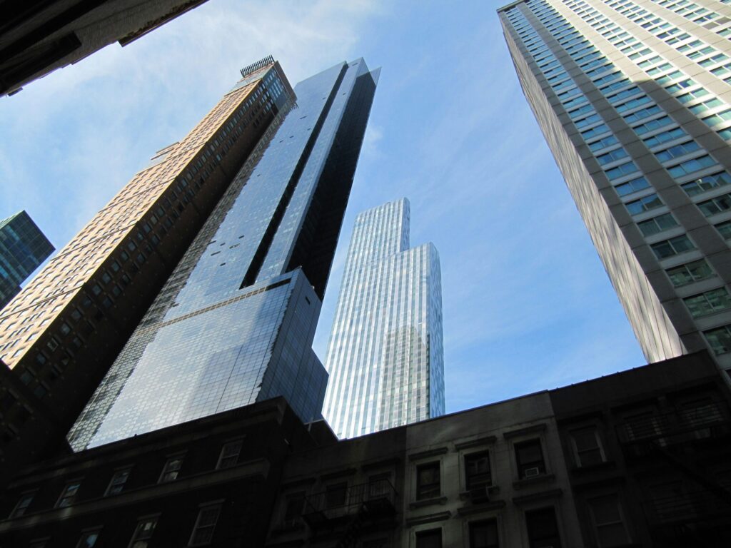 都会の高層ビルを見上げる