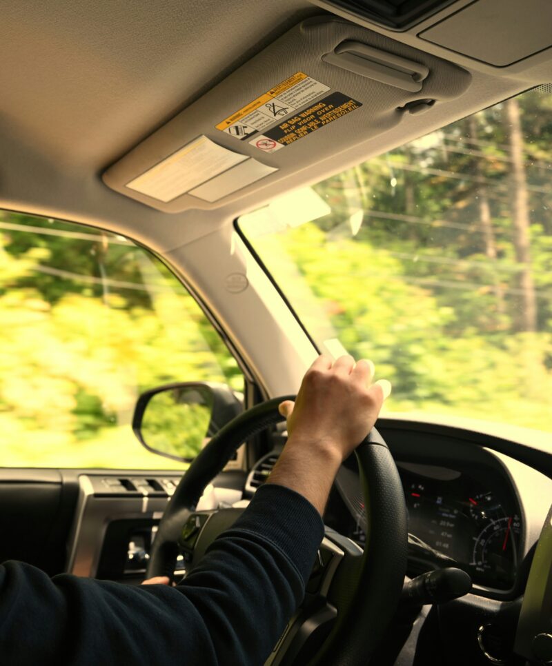 自由に運転する人