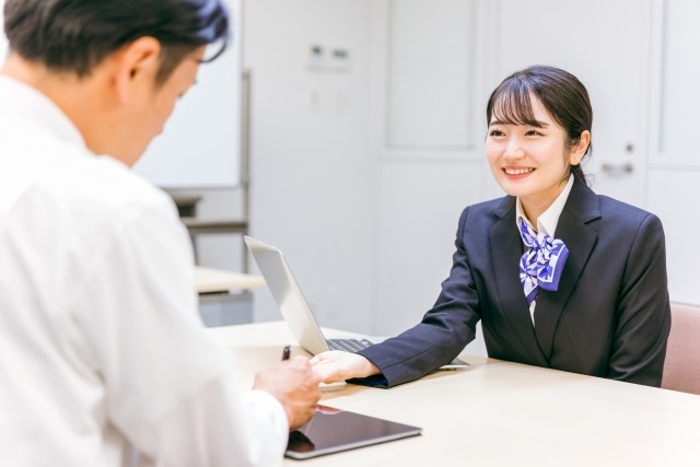 契約をするビジネスウーマンとビジネスマン