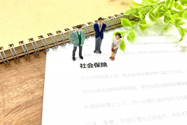 社会保険について相談する人々