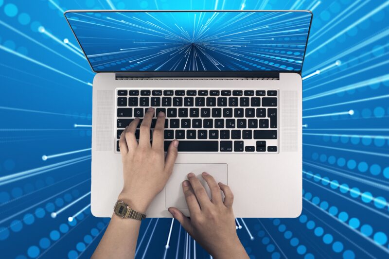 PCを操作する人