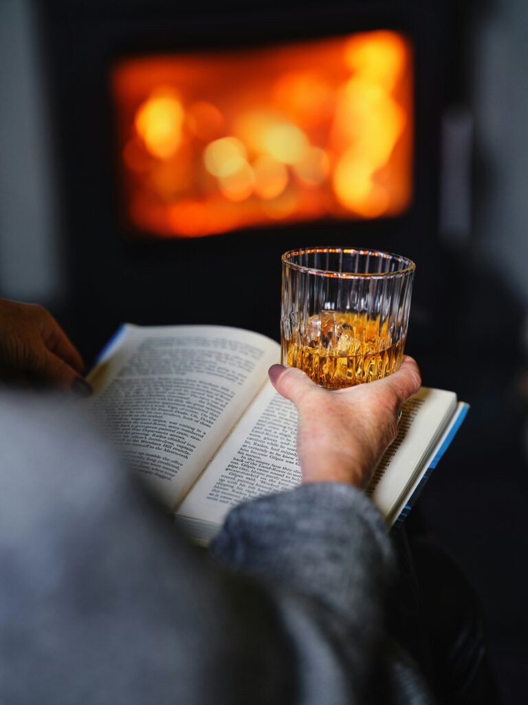 本を読みながらウイスキーを飲む人